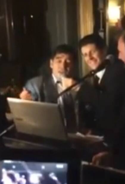 Maradona canta para su amada