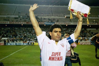 Maradona capitán saluda en un partido; su ciclo en Sevilla no llegó al año