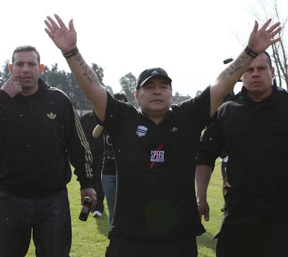Otros tiempos: Maradona celebra de cara a la platea de Riestra