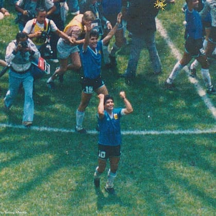 Maradona celebra el triunfo con los brazos en alto, al igual que Oscar Ruggeri, detrás suyo