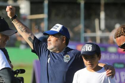 Maradona con Benjamín, su nieto, el domingo pasado en la cancha de Gimnasia