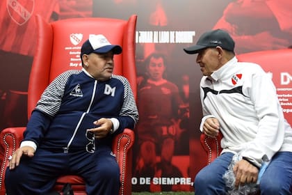 Maradona con Bochini, dos glorias del fútbol argentino, en una noche muy emotiva