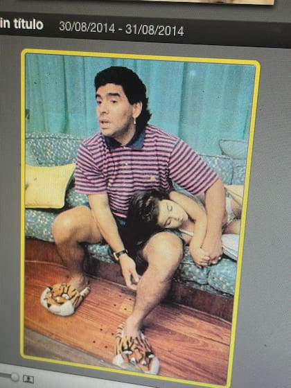 Maradona, con Gianinna acostada sobre su zurda mágica, en la intimidad de su hogar. Foto: @gianmaradona