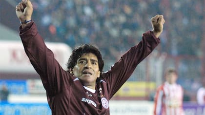 Maradona con la camiseta de Lanús, un partido homenaje en el 2000