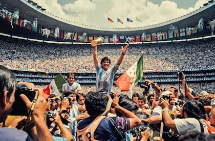Maradona, con la Copa del Mundo en 1986