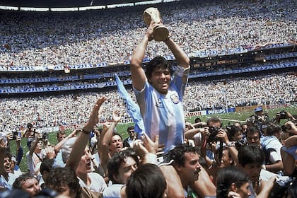 Maradona con la Copa del Mundo en México 86, por entonces, con la camiseta de Le Coq Sportif