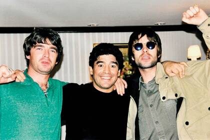 Maradona con los hermanos Gallagher, en un hotel de Retiro, en 1998.