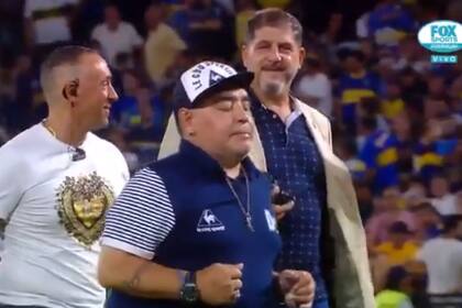 Maradona dejó la Bombonera haciendo el gesto de "la gallina"