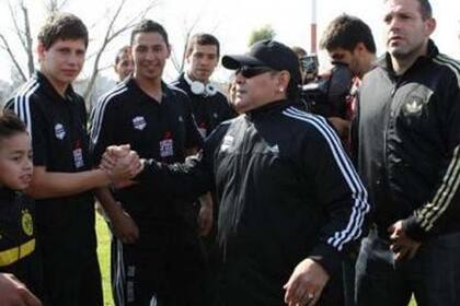 Maradona dirigió el entrenamiento de Riestra