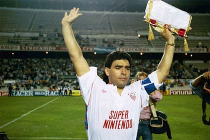 Maradona disputó 29 partidos y marcó siete goles en Sevilla