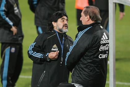Maradona DT de la selección junto a Carlos Bilardo, quien lo marcó jugador, en Sudáfrica 2010. 