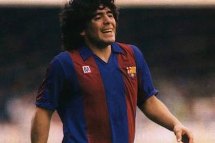 Maradona durante su etapa en Barcelona, con la camiseta marca Meyba