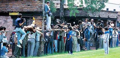 Maradona el eje de todos los flashes en el predio del América en el DF