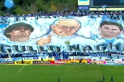 Maradona, el Papa Francisco y Messi, en un telón de Godoy Cruz que se convirtió en un clásico