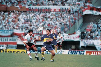 Maradona en acción, ante Astrada