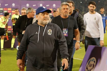 Maradona le dio un plus anímico al Lobo, pero aún continúan las carencias futbolísticas