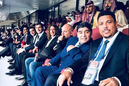 Maradona, en el partido inaugural con las glorias del fútbol; aquí, con Ronaldo