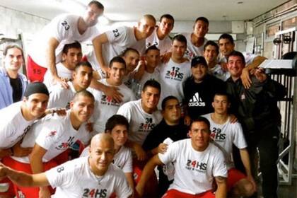 Maradona, en el vestuario, junto a todo el plantel de Deportivo Riestra