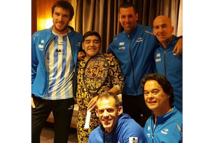 Leo Mayer y distintos integrantes del cuerpo técnico que lideraba Daniel Orsanic, junto con Diego Maradona, en Zagreb, durante la final de la Copa Davis. 