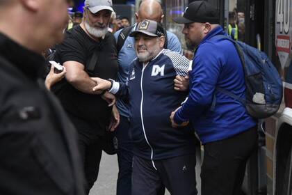 Maradona, en su llegada al hotel donde se concentra el Lobo