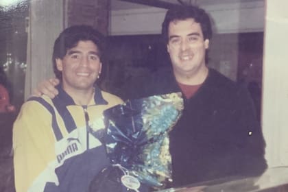 Maradona en una de sus visitas al local.