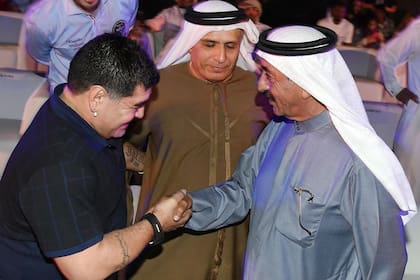 Maradona en una reunión con el jeque Hasher Maktoum en 2015
