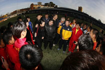 Maradona estuvo junto a juveniles chinos