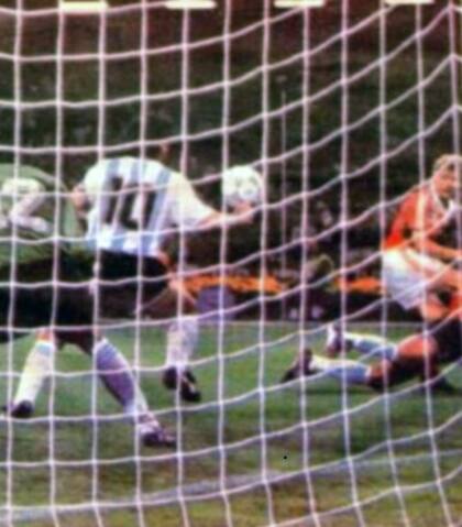 Maradona evita el gol soviético con la mano