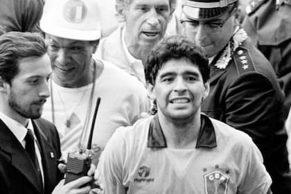 Maradona, feliz, al término del clásico con Brasil; un paso atrás, el polifuncional Galíndez, y más atrás, Roberto Mariani