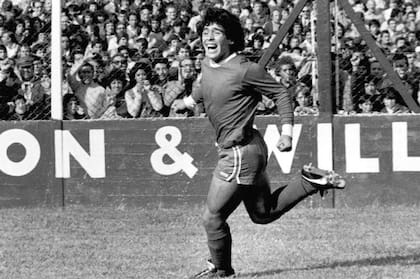 Diego le marcó cinco goles con Argentinos Juniors a River