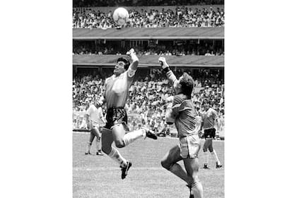 Con la fotografía titulada “La mano de Dios (Maradona en México 86)”, de Eduardo Longoni, que integra la colección del Bellas Artes, el mayor museo del país despidió en las redes al futbolista. "En una escena de fútbol se sintetiza una construcción intelectual sobre un personaje y sobre un país
