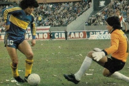 Maradona contra Fillol, una imagen icónica de aquel histórico 1981 en Boca