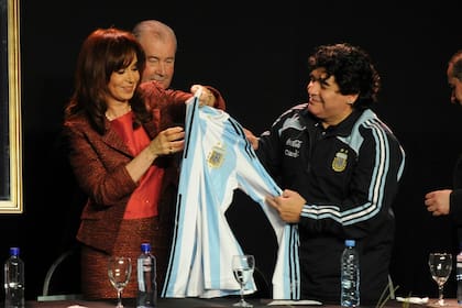 Maradona, Julio Grondona y Cristina Kirchner, en la presentación de Fútbol Para Todos