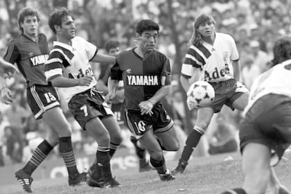 Maradona jugando contra Independiente en Avellaneda: lo marcan Cascini y Arzeno