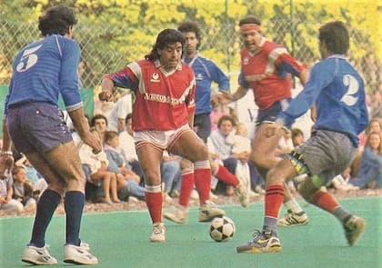 Maradona jugando por VideoMatch frente a los polistas. También jugó con Mc Gough en la quinta de Moreno
