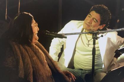 Maradona junto a Mercedes Sosa