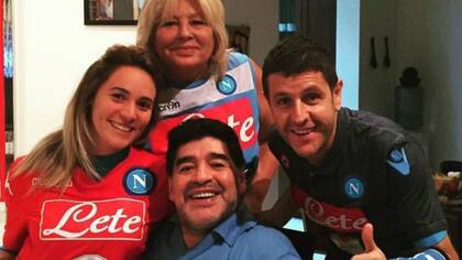 Maradona, junto a su familia con la vestimenta de Napoli