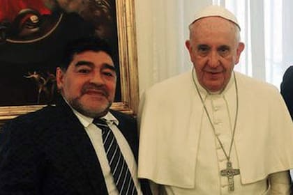 Maradona junto al Papa, tras la audiencia privada que celebraron en el Vaticano