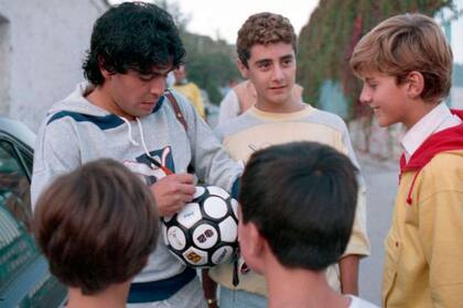 Maradona le dice a Puzone "Que se joda el Lloyds de Londres. Este partido debe jugarse para ese niño"