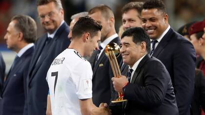 Maradona le entrega el premio a Draxler; detrás, Ronaldo