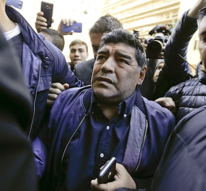 Maradona llega a la AFA; "Me voy caliente como una pipa", dijo a la salida