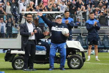 Maradona llenó el estadio del Bosque para su presentación oficial como DT de Gimnasia