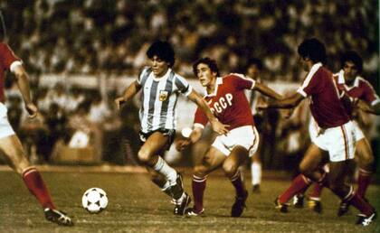 Maradona maneja el balón en la final ante Unión Soviética en la final del Mundial de 1979 en Japón