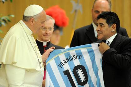 Maradona participó en dos partidos por la paz organizados por Scholas Occurentes, la fundación propiciada por Francisco; antes de uno de ellos le regaló al papa argentina una camiseta 10 de la selección.