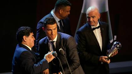 Maradona presenta a Cristiano Ronaldo ganador del premio a mejor futbolista en la gala de premiacion de The Best que se realiza en Londres