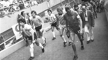 Maradona, primero; Pumpido en segundo lugar y detrás Cuciuffo; el último era Burruchaga; los lugares para entrar en la cancha se respetaron rigurosamente durante todo el torneo