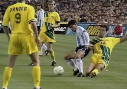 Maradona recibe una falta durante el repechaje Argentina-Australia, de 1993; Graham Arnold, con el N°9 y actual DT de Australia, observa la acción 