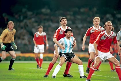 Maradona, rodeado por soviéticos. Esa noche protagonizó una jugada que podría haber cambiado el curso de la selección en el Mundial: cometió un penal que el árbitro no cobró