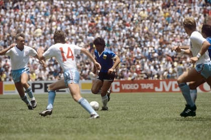 Maradona, rumbo al gol de todos los tiempos en el Estadio Azteca