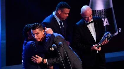 Maradona saluda en Cristiano Ronaldo al ser elegido como mejor futbolista en la gala de los premios FIFA The Best